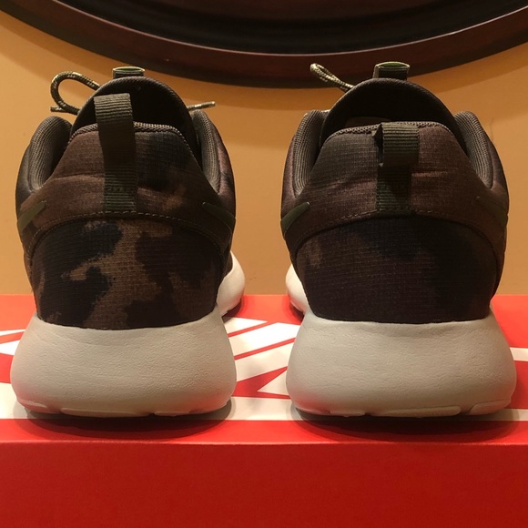 Nike Roshe Run Print Camo Khaki Unisex Sneakers - Picture 3 of 8